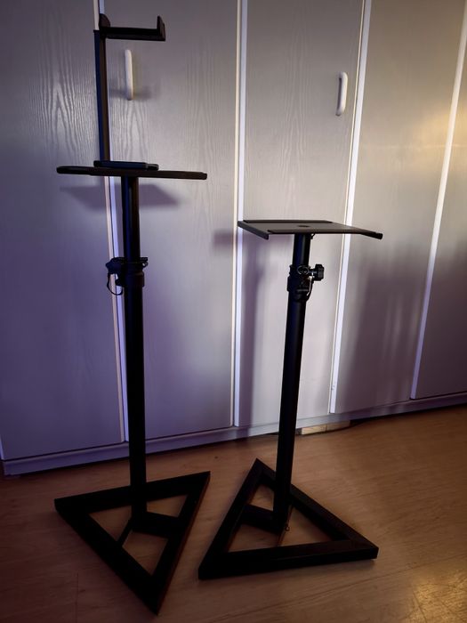 Vând stative metalice pentru boxe