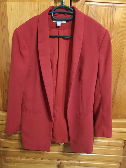 Тънко червено сако