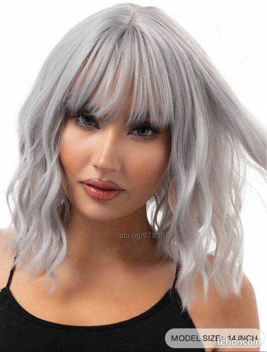 Сребристо сива къса вълнообразна перука с бретон