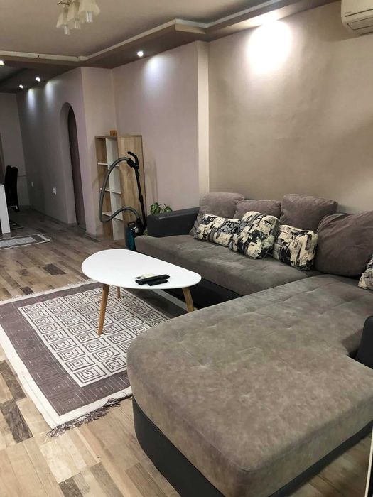 Дава се под наем Тристаен апартамент в Пловдив, Младежки Хълм - 120 кв.м за 400 € - Снимка #1