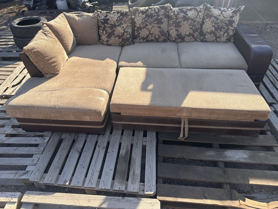 Диван угловой с подушками