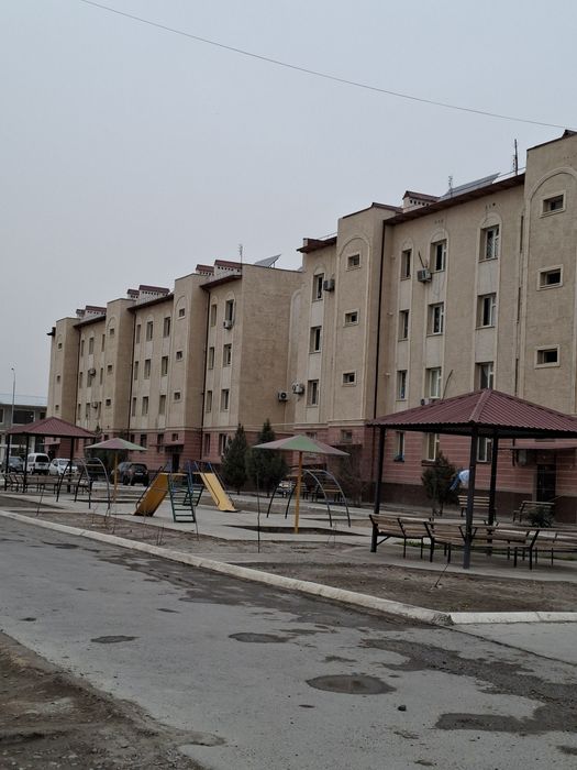 Kvartira sotiladi 3 xona kamolot dom