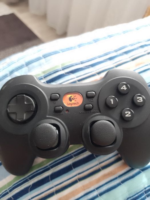 Joystick logitec stare foarte bună/schimb cu jocuri Xbox 360 , PS3,PS4