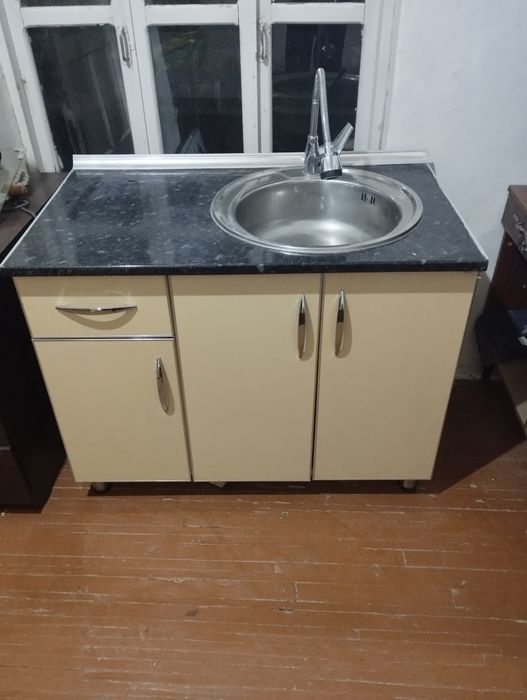 Gaz plita,Muzlatgich va rakvena sotiladi 3 tasi birda narxi kelishilad