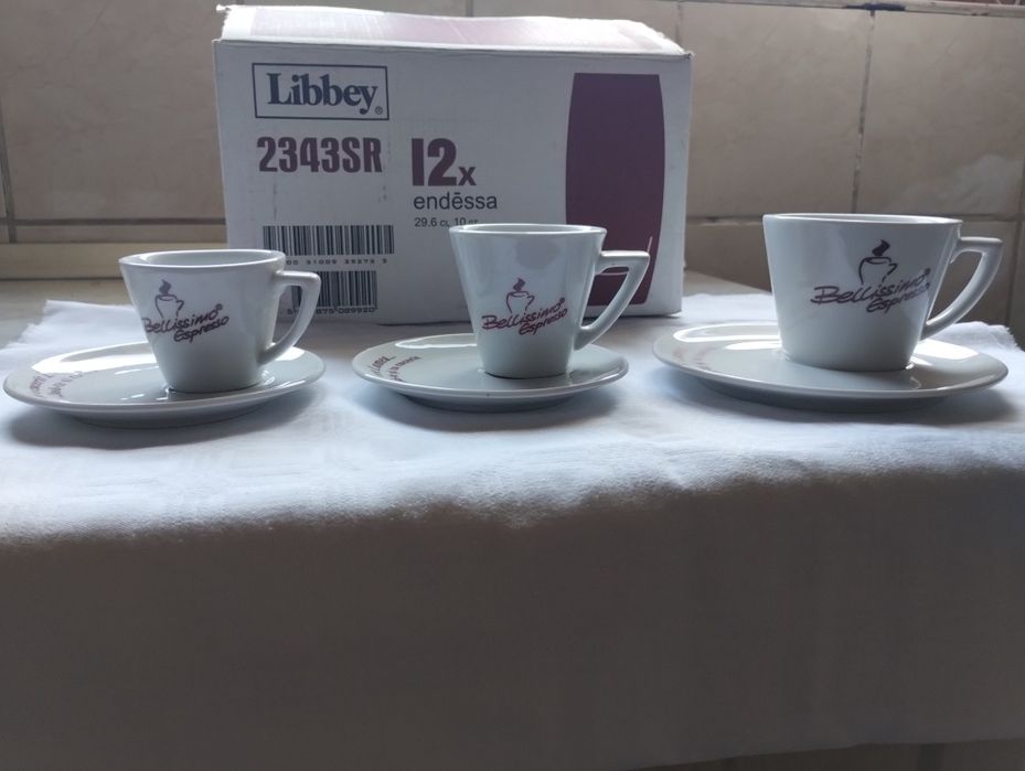 Pahare inscripționate și cesti cafea