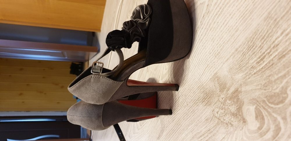 Sandale cu platforma