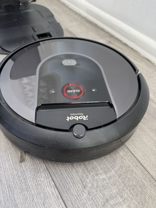 iRobot Roomba i7 + cleaning base