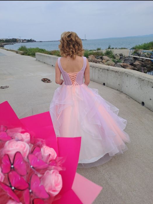 Розова бална рокля