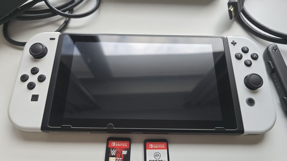 Nintendo Switch в перфектно състояние. Пълен комплект + игра по избор