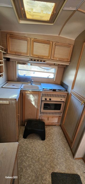 Двуместна каравана