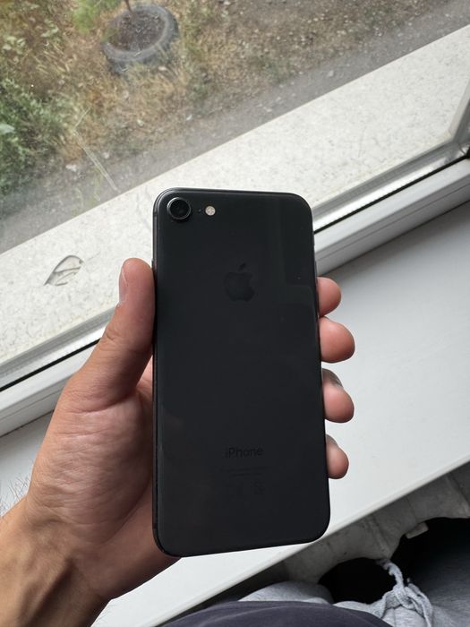 Продам iPhone 8