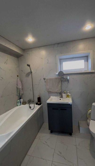 продам 2-х этажный коттедж в центре