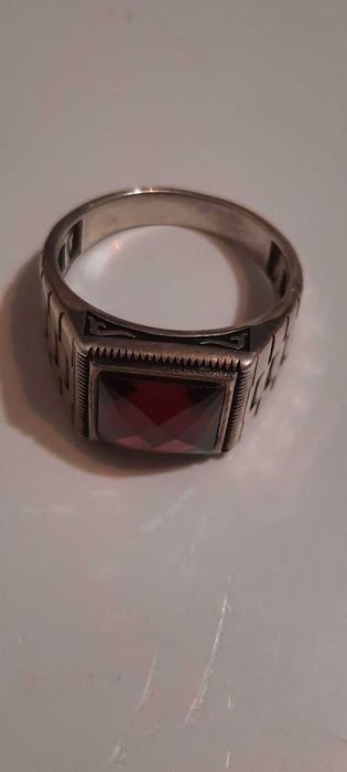 Перстень с красным камнем