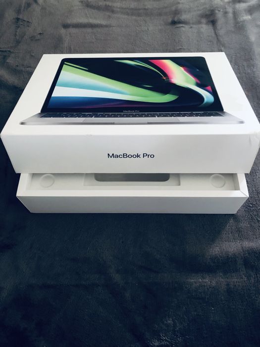 Cutie goală MacBook Pro