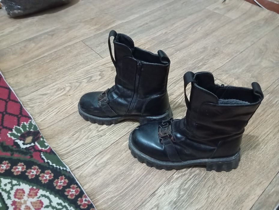 Продам подрасковые ботинки для девочек .