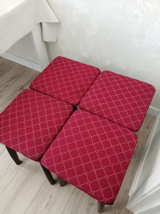 Продам срочно стол со стульями