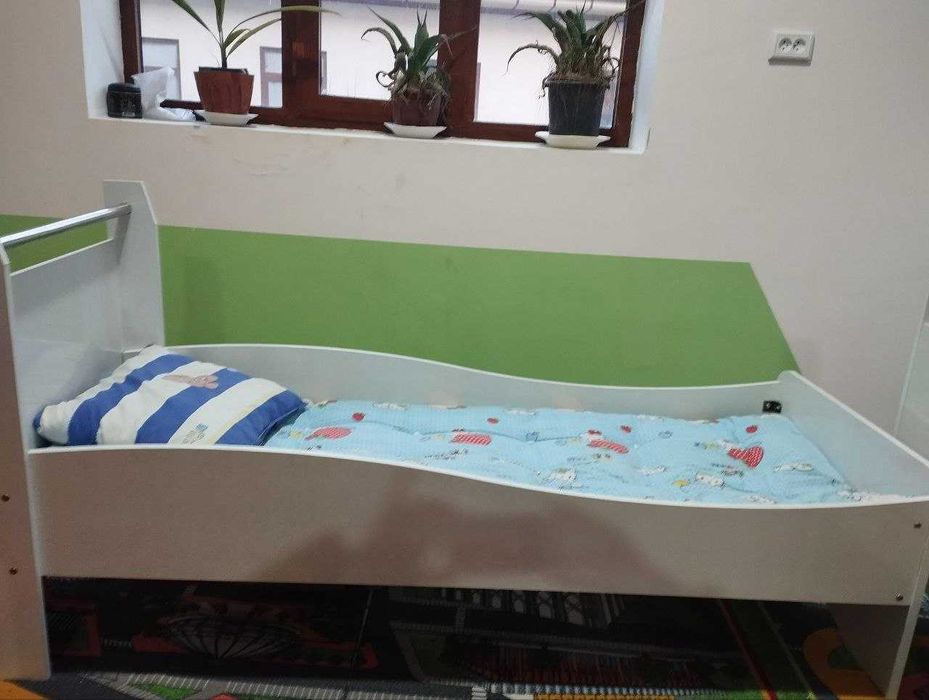 Yosh bolalar uchun mebellar sotiladi