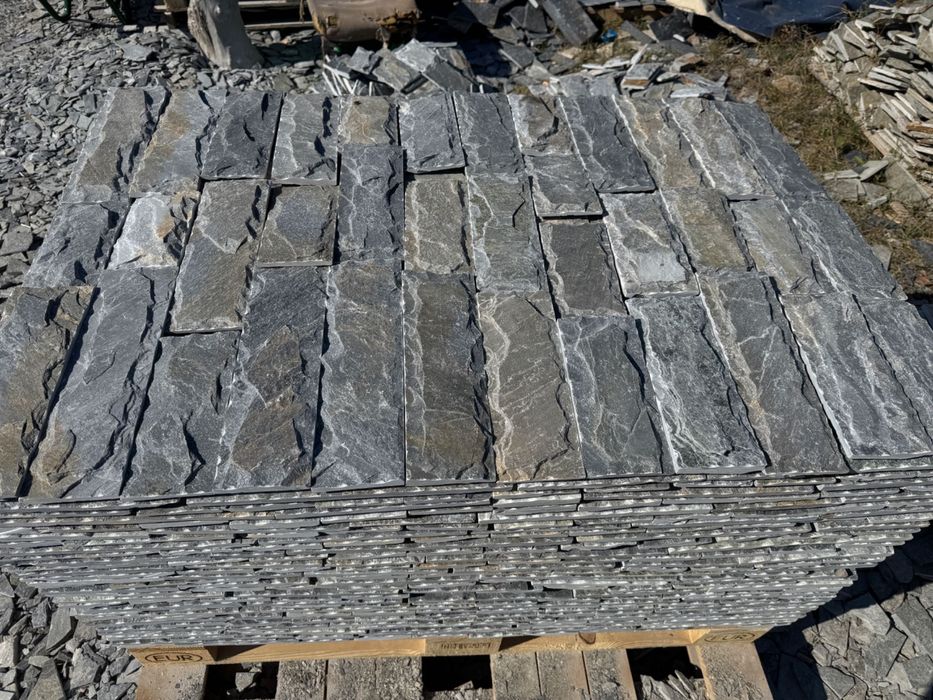 Естествен оформен камък Волос 10см