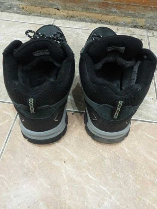 Срочно продам кроссовки