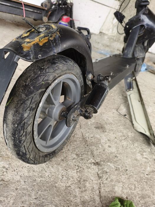 Vînd trotineta electrica jeep
