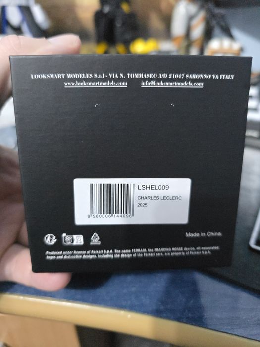 Mini Casca 1:5 Looksmart - Charles Leclerc 2025, noua/sigilata