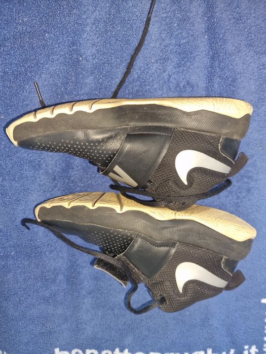 Adidasi Nike Team Hustle