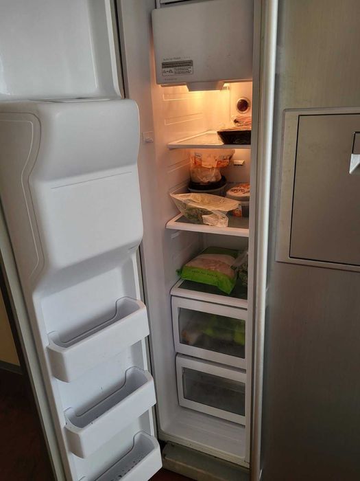 Хладилник § фризер Samsung с 2 врати и диспенсър за лед и вода