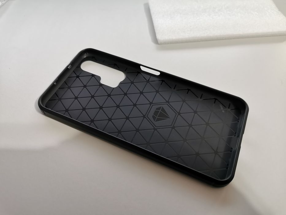 Husa Huawei Nova 5T plastic negru cu tematica brushed metal carbon fib
