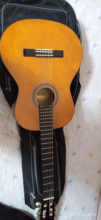 Gitara sotiladi. Eng arzon gitara bu valencia .Valensiya gitara sotila