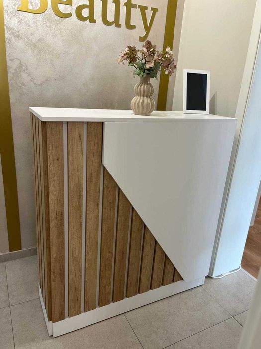 Recepție modernă albă cu finisaj lemn – stare excelentă