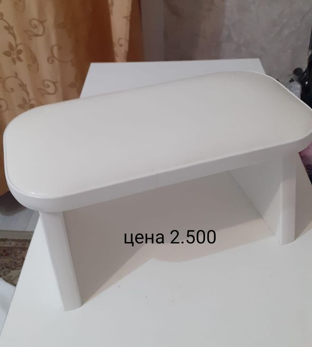 Стол белый компактный