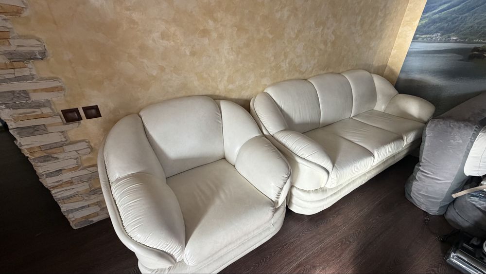 Кожаный диван и 2 кресла