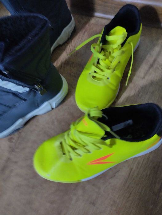 Ботуши и два чифта маратонки 33номер