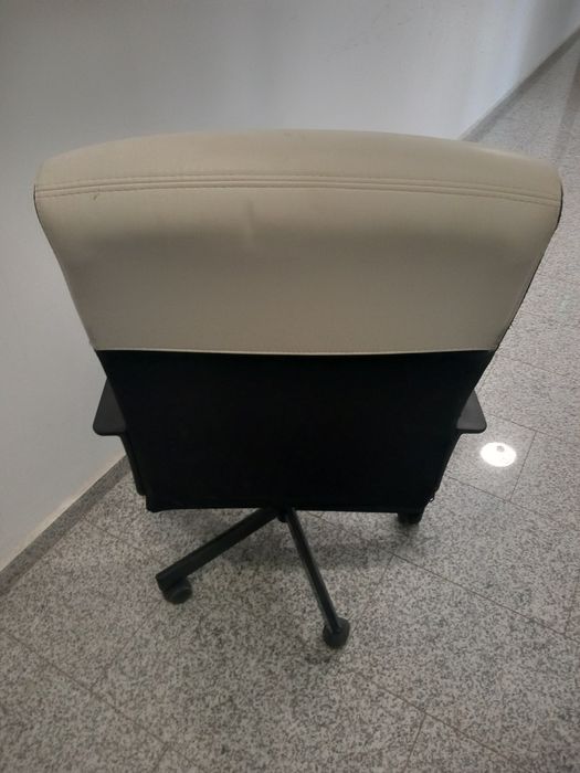 Офис стол със следи от употреба