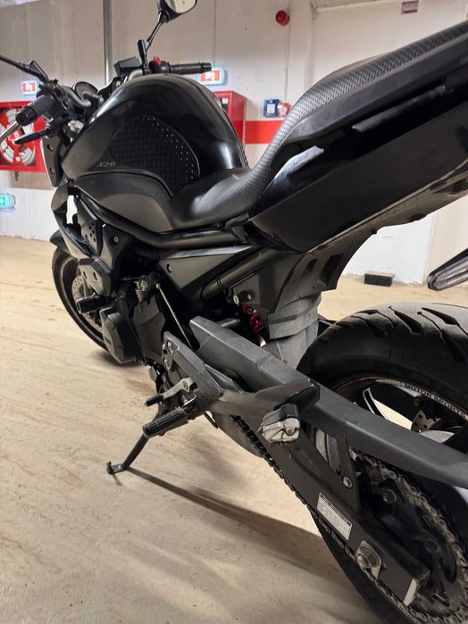 Motocicleta Yamaha XJ6 2011