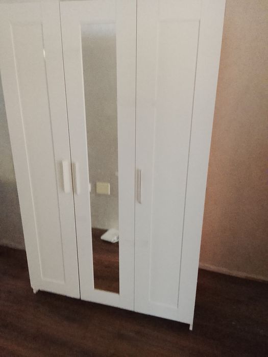 Dulap 3 uși  cu oglinda Ikea transport inclus in Focșani