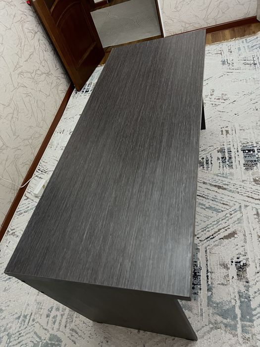 Прочный стол в отличном состоянии