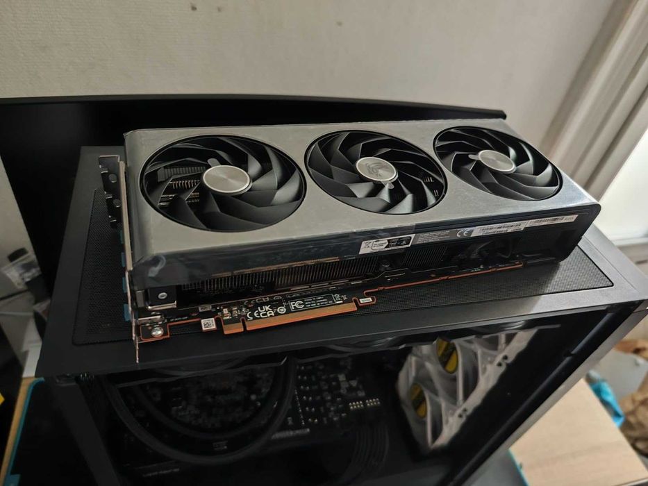 Placa video Sapphire Radeon RX 7700 XT Nitro+, 12GB GDDR6, 192 bit