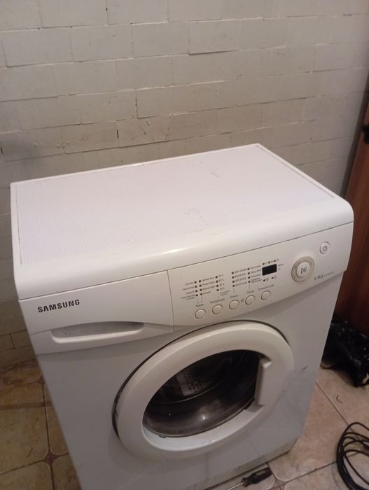 Рабочий стиральная машина узкая