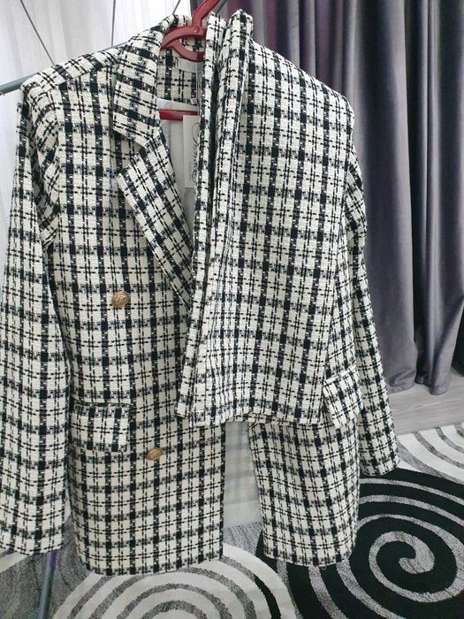 Женский костюм с юбкой новый. Читайте описание