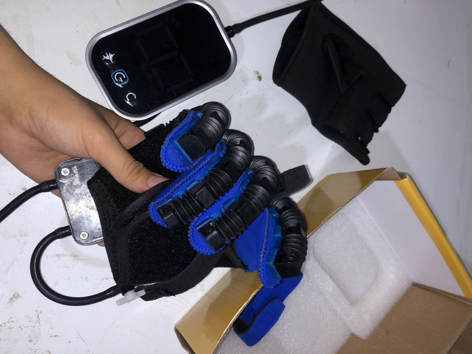 Перчатка для реабилитации руки