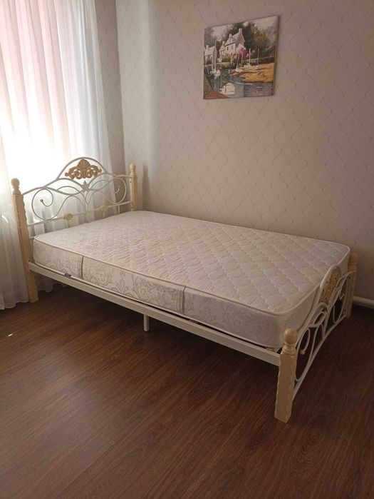 Кровать с матрасом, 2Х1,2