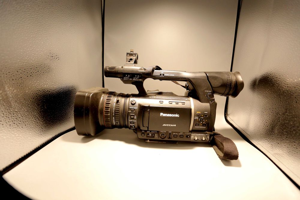 Vand Camera video profesionala Panasonic AG AC130   cu accesorii