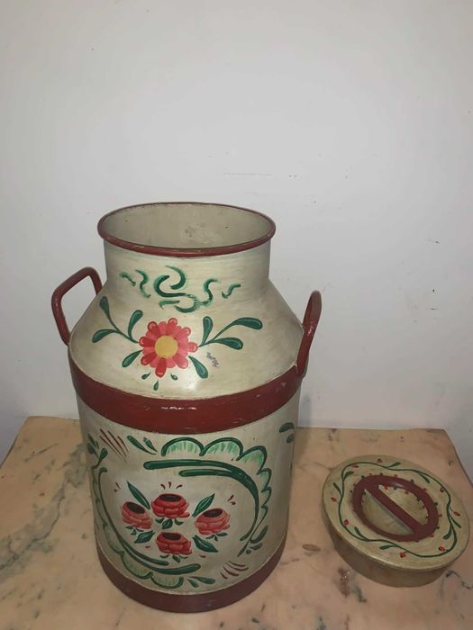 Recipient de lapte traditional pictat manual