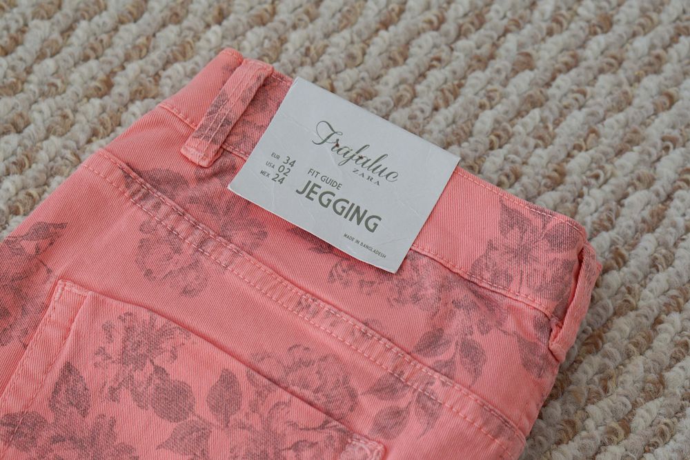 Blugi Zara Trafaluc cu model floral pentru femei