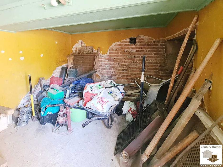 116283 Просторен парцел с къща и допълнителни постройки за продажба в с. Самоводене, 10 мин. път от Велико Търново