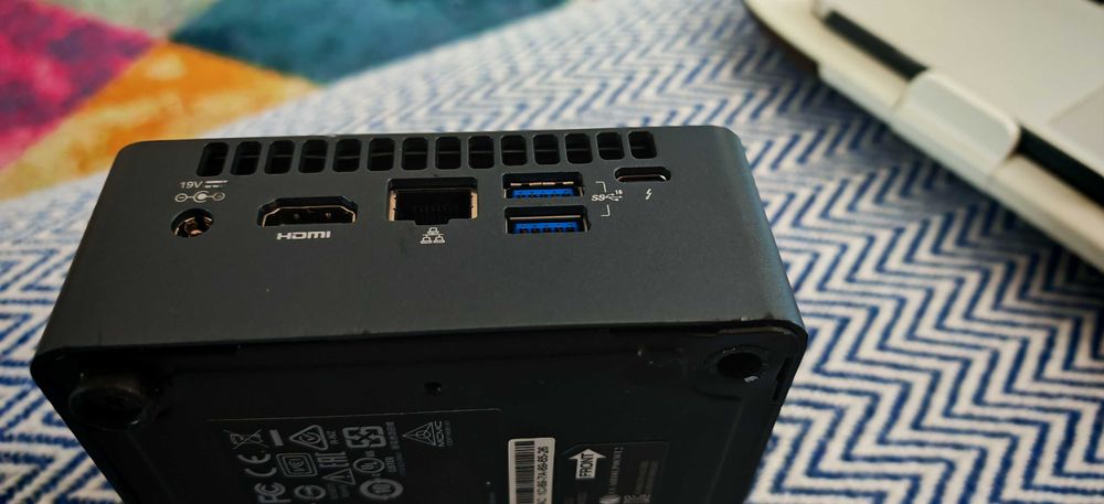 Intel nu i5 Gen 8 NUC8i5BEH defect, fără RAM și alimentator, pentru piese
