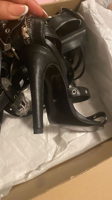 Sandale din piele cu bretele peste genunchi