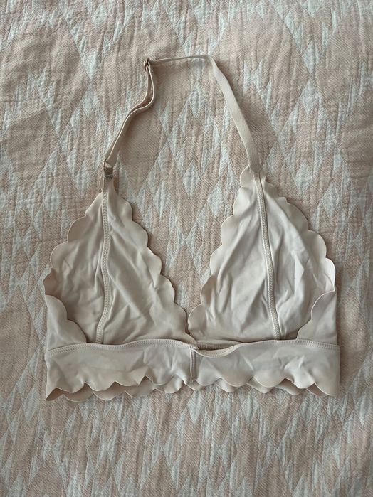 Sutien lejer cu breteaua peste spatele gatului