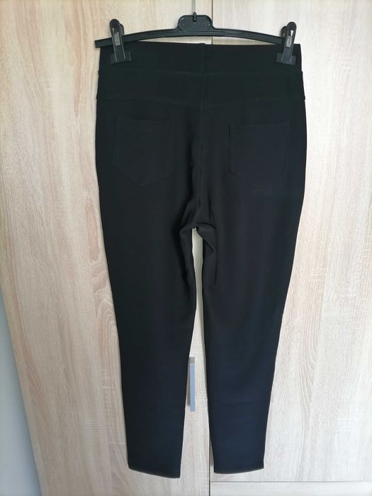 Сатенен панталон и еластичен трикотажен клин